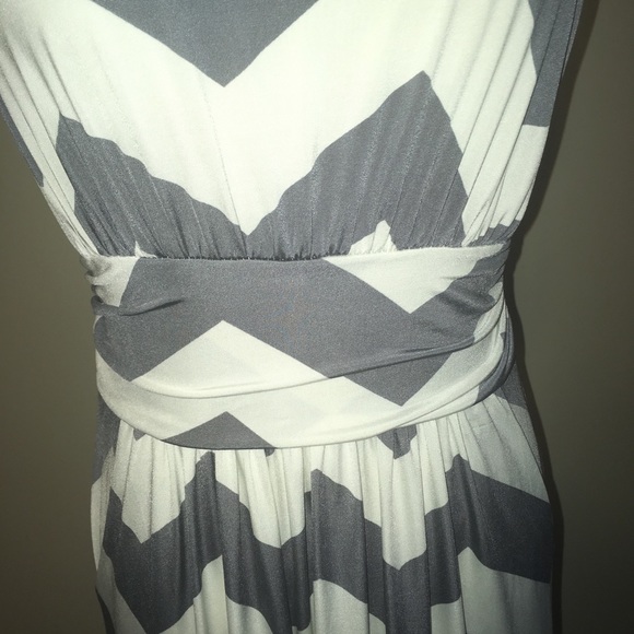 Fashionomics Gray and White Chevron Dress. - Picture 3 of 6
